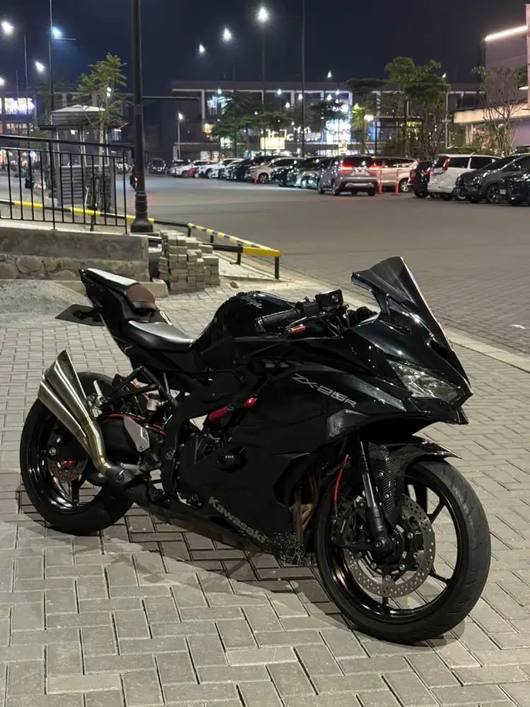 Kawasaki Ninja ZX25R Non ABS Hitam 2022 Like New Full Modif