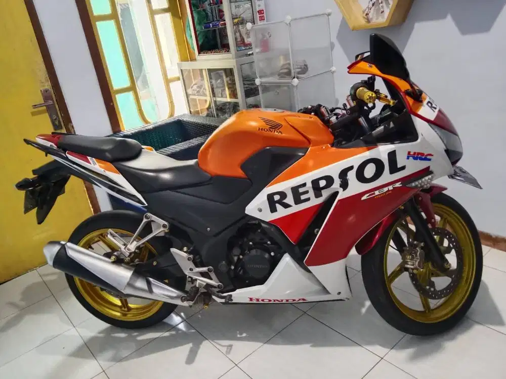 Honda Cbr150r tahun 2016lengka stnk bpkb faktur plat mati 2021