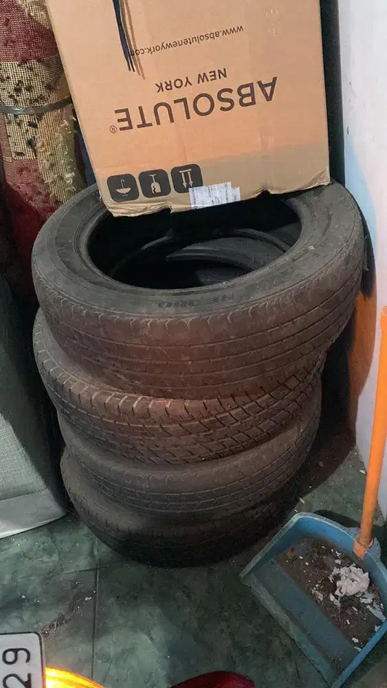 Di jual ban bekas