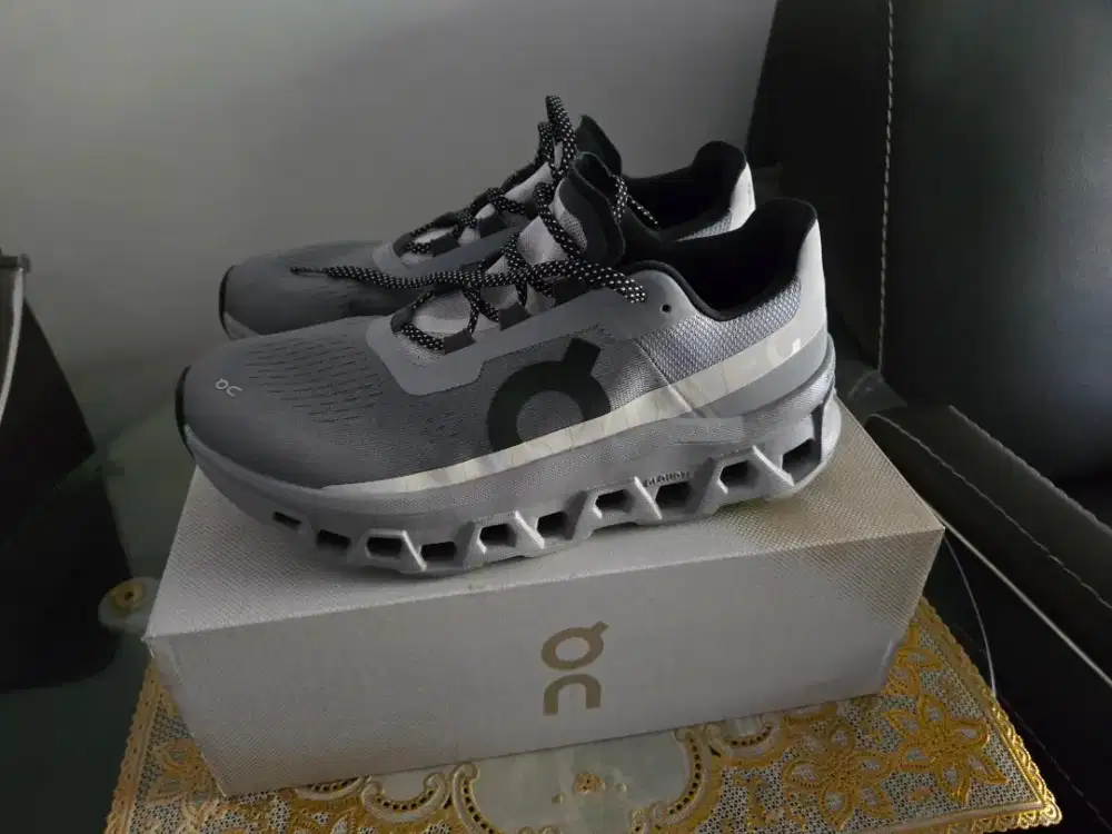 Sneaker on cloud monster warna alloy silver size 8,5