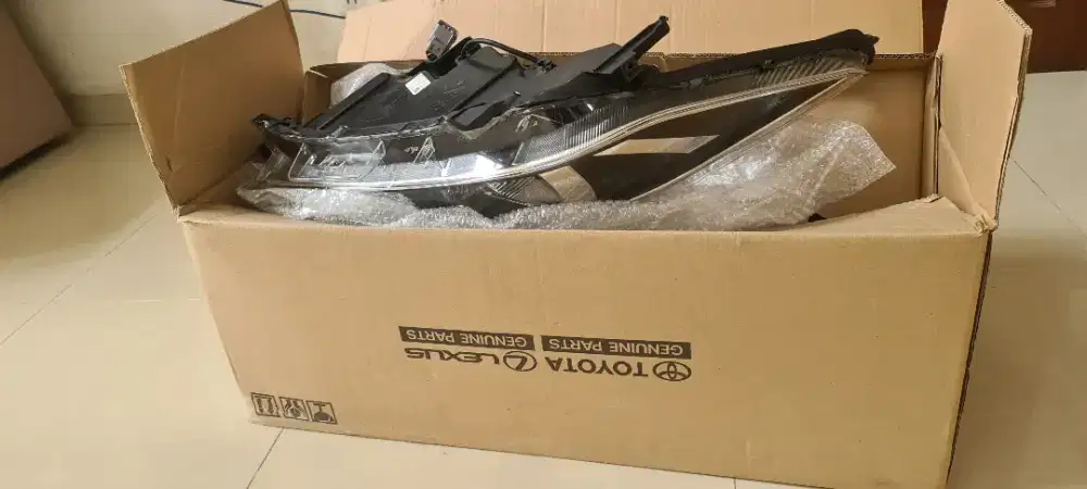 Lampu depan/Headlamp kanan Innova Reborn 2020