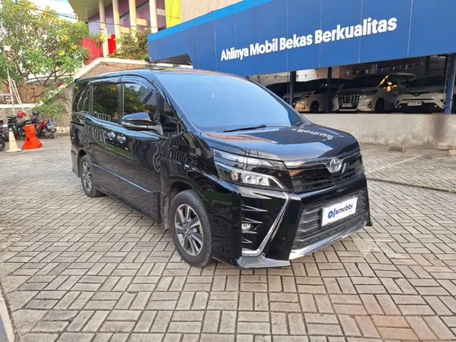 DP MURAH Toyota Voxy 2.0 Bensin-AT 2020 Hitam CBRAB