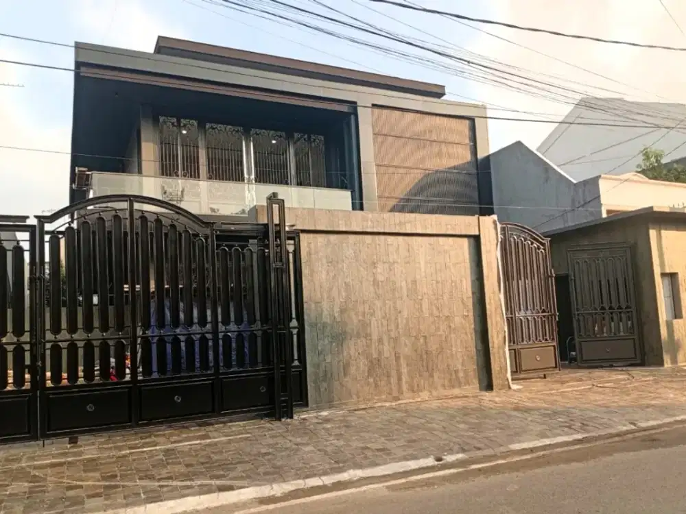 Rumah Mewah Billymoon Dengan Kolam Renang