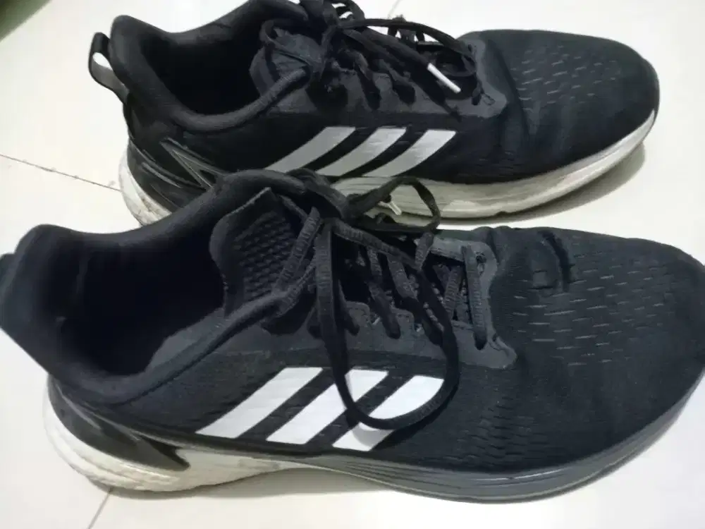2 pasang sepatu adidas masih bagus no 45