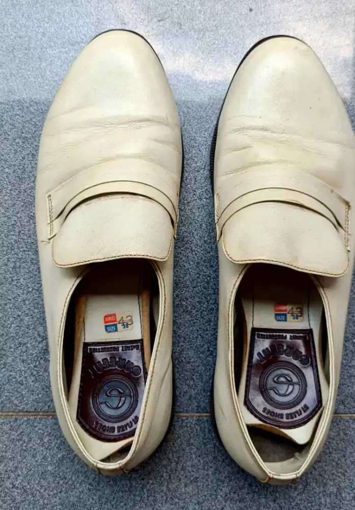 Jual Sepatu Pantofel, masih bisa dipakai ukuran 43, warna putih