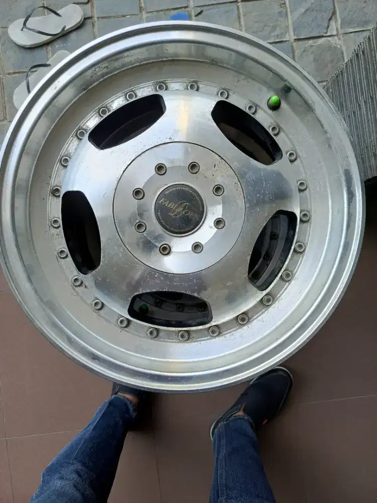 Dijual velg ring 15 lubang 4 kondisi tidak peyang,TDK pecah,harga nego