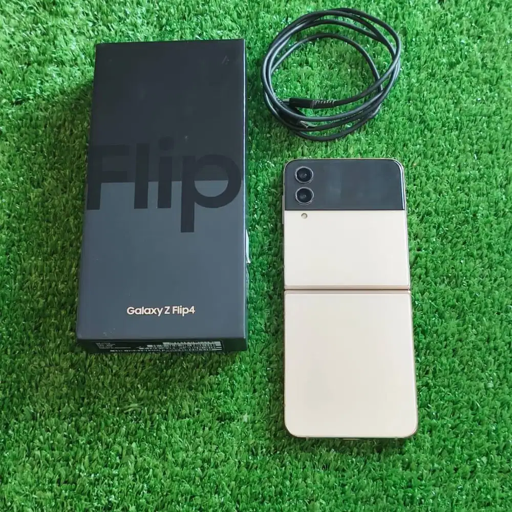 Samsung Galaxy Z Flip4 8/256Gb Pink Gold Kondisi mulus 98% Fullset ori