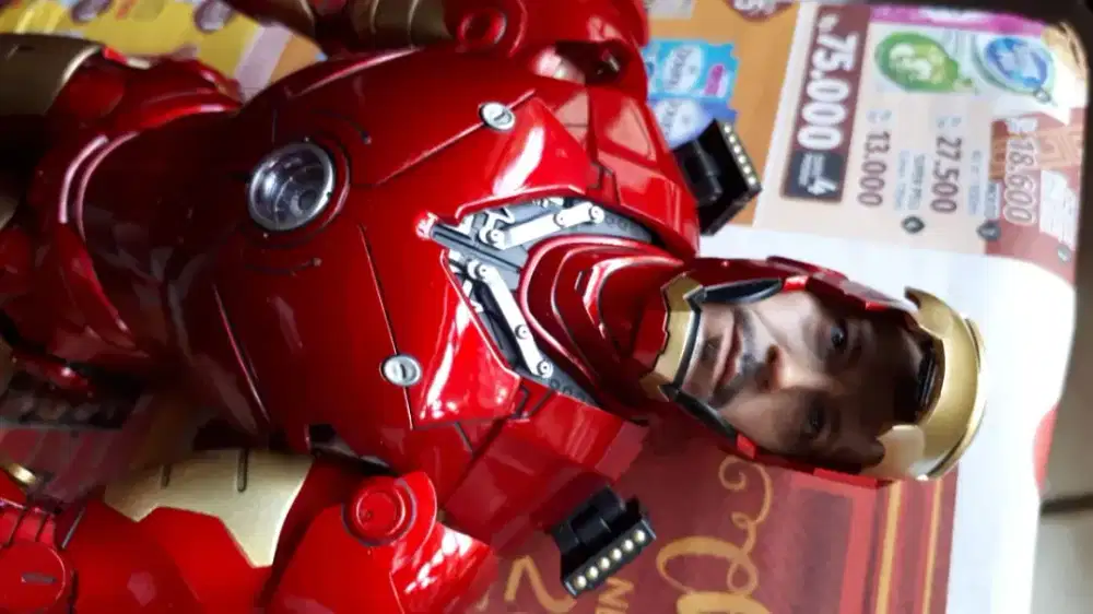 action figure iron man marvel kondisi minus