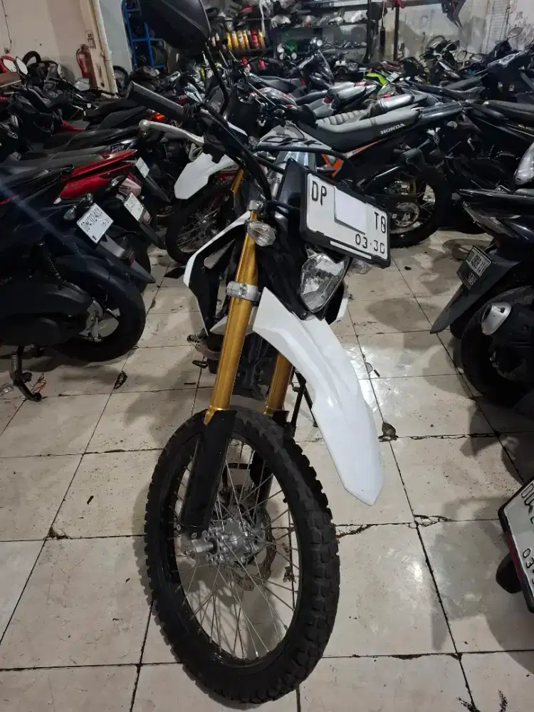 Honda CRF 150cc 2025 putih, plat DP