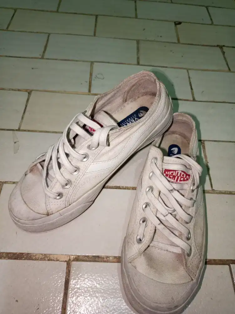 spatu ventela putih