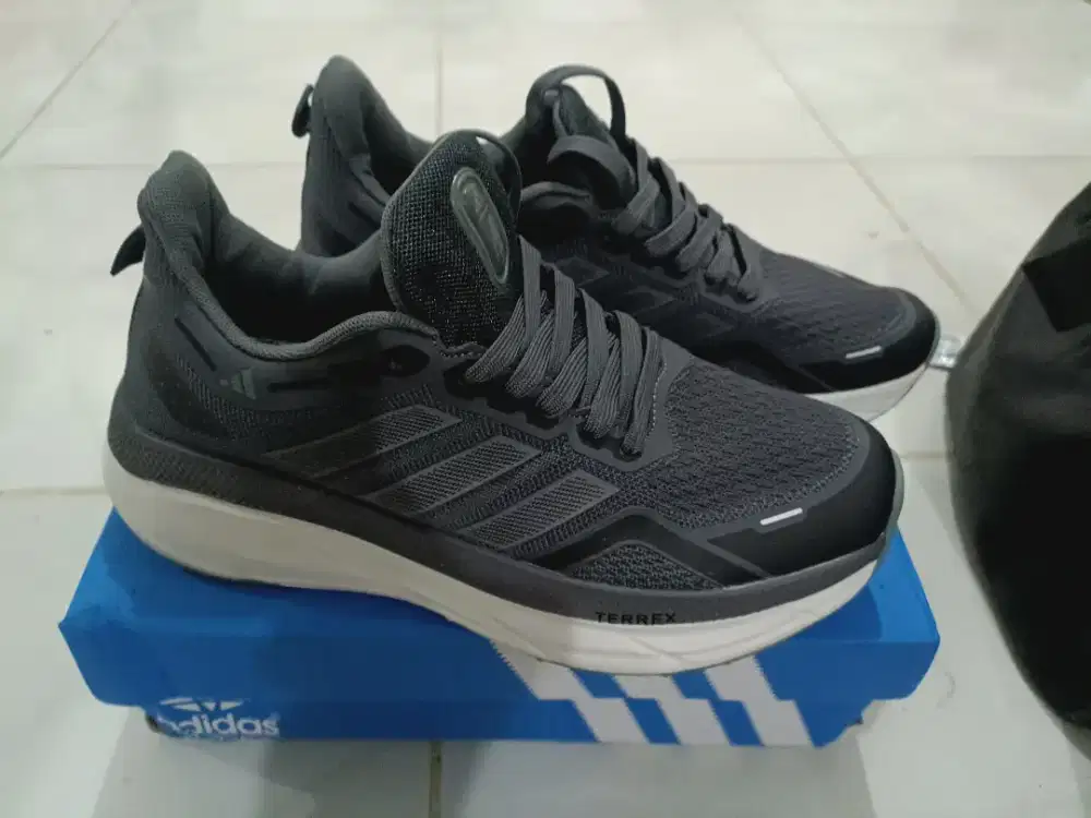 Sepatu adidas no 41 warna abu2 tua