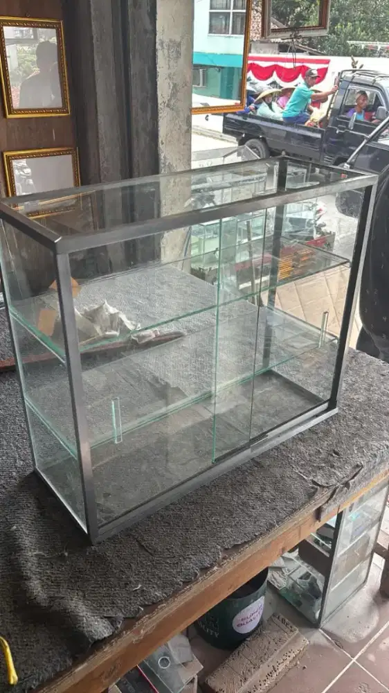 Dijual cepat etalase rokok atau pulsa atau untuk yang lain