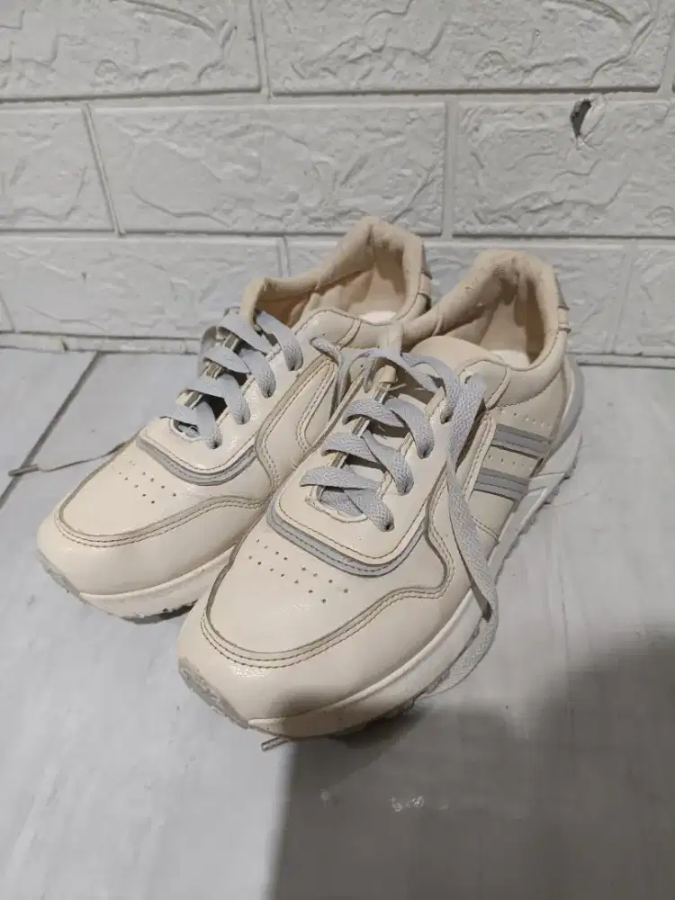 Sepatu olahraga wanita