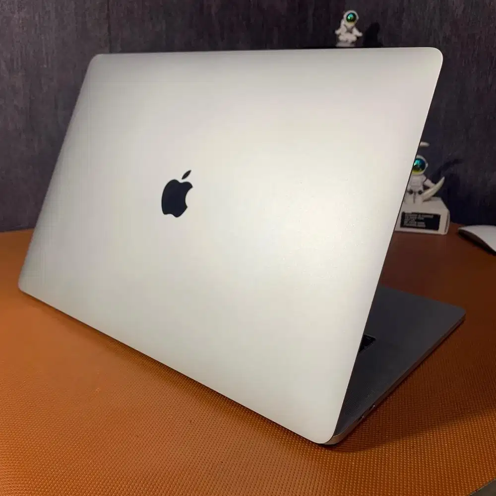 Macbook Pro Touchbar i7/16/256gb 15inch 2017 silver