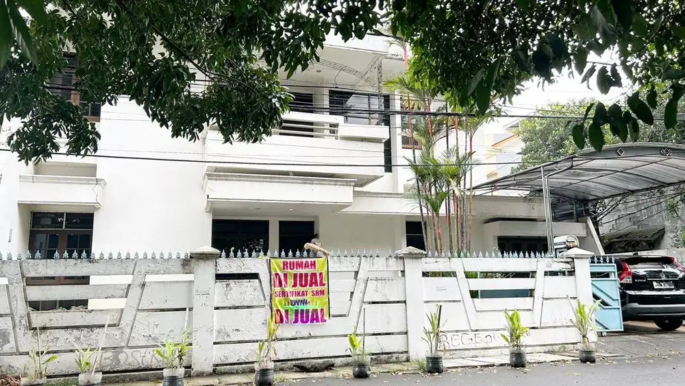 Rumah di Jakarta Barat dalam komplek depan taman