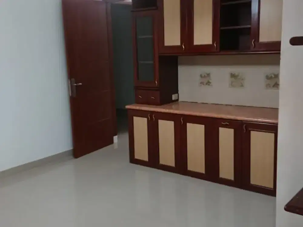 DISEWAKAN RUMAH DI METRO PERMATA LT.144m2 POSISI DI BOULEVARD