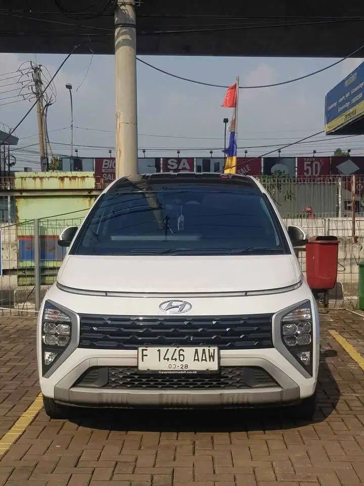 HYUNDAI STARGAZER PRIME TAHUN 2022 PUTIH TWO TONE CAPTAIN SEAT