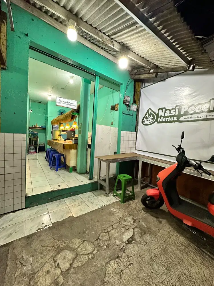 Karyawan laki - laki Nasi Pecel Harus Bisa Naik Motor