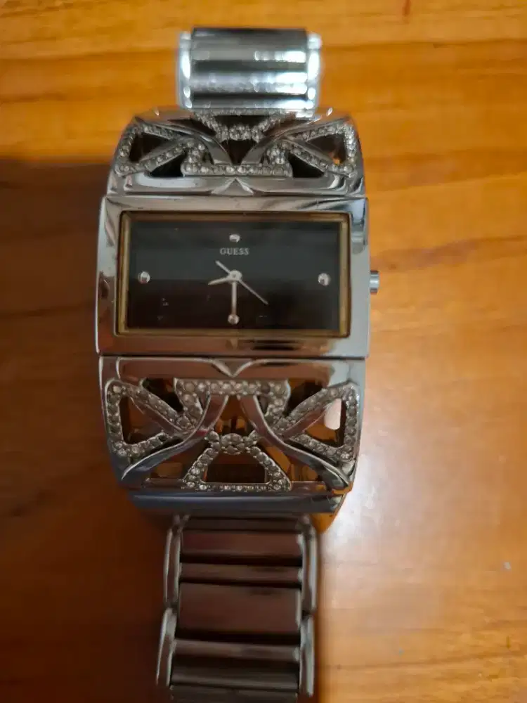 Jam tangan wanita Guess