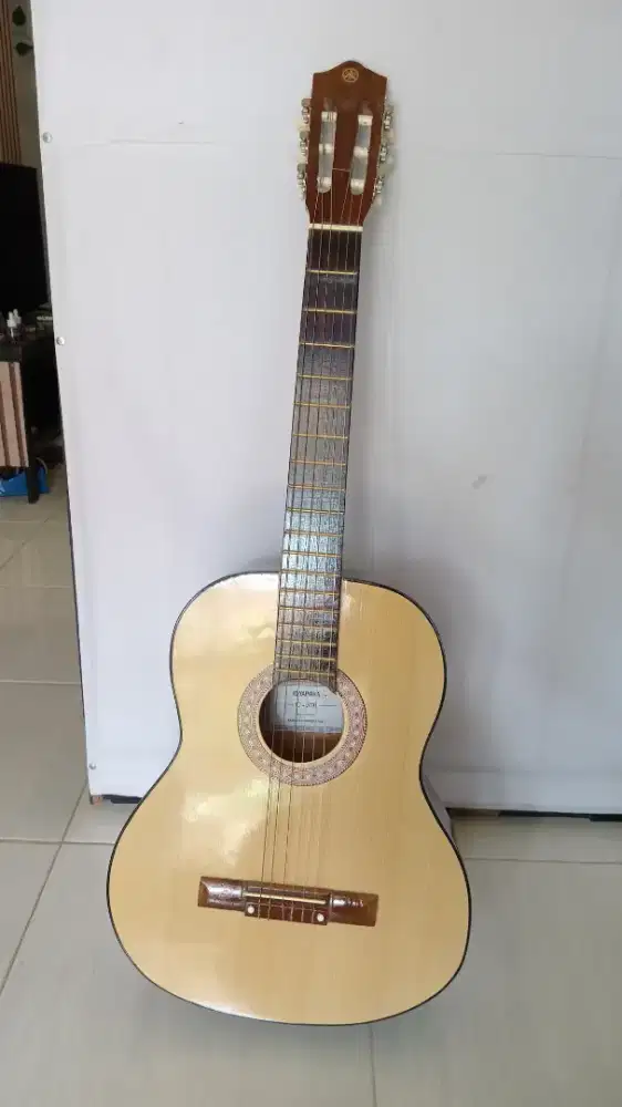Gitar Akustik Yamaha