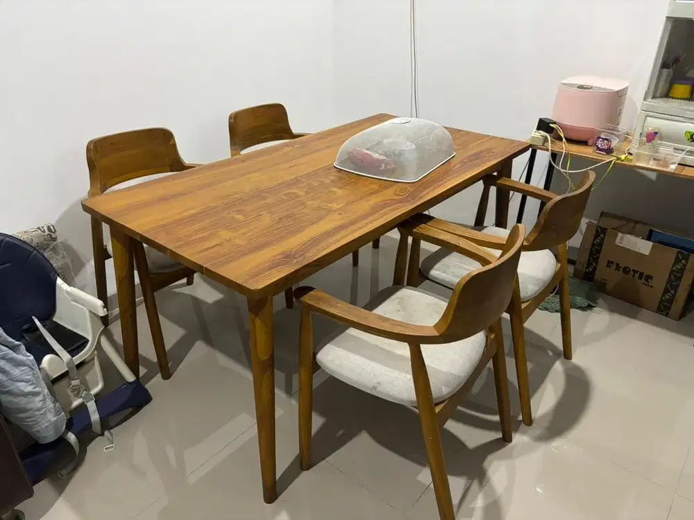 Meja Makan dan Kursi Jati