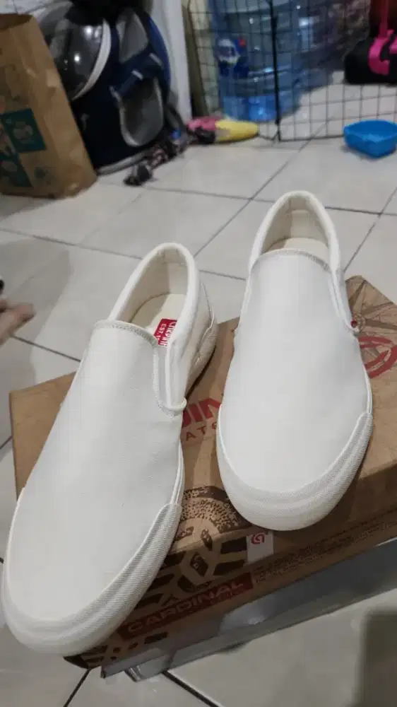 Sneakers Pria Putih