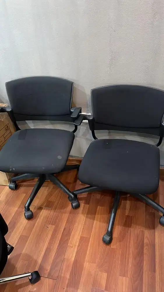 Kursi kantor warna hitam