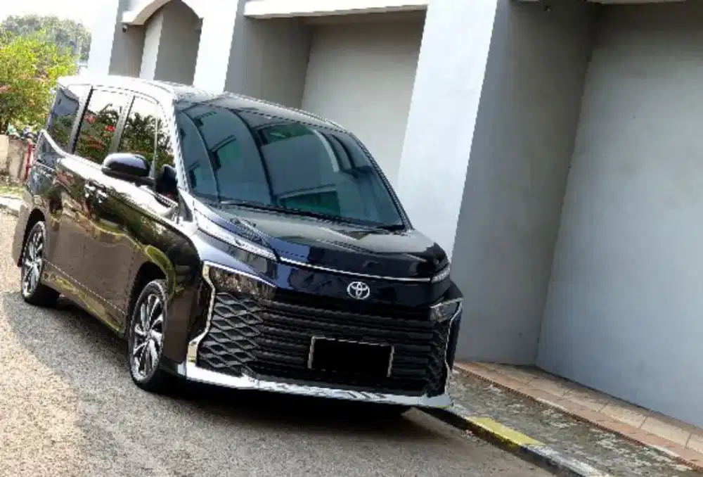 Toyota voxy 2.0 at TSS.MULUUS seperti baru.baca deskripsi ya