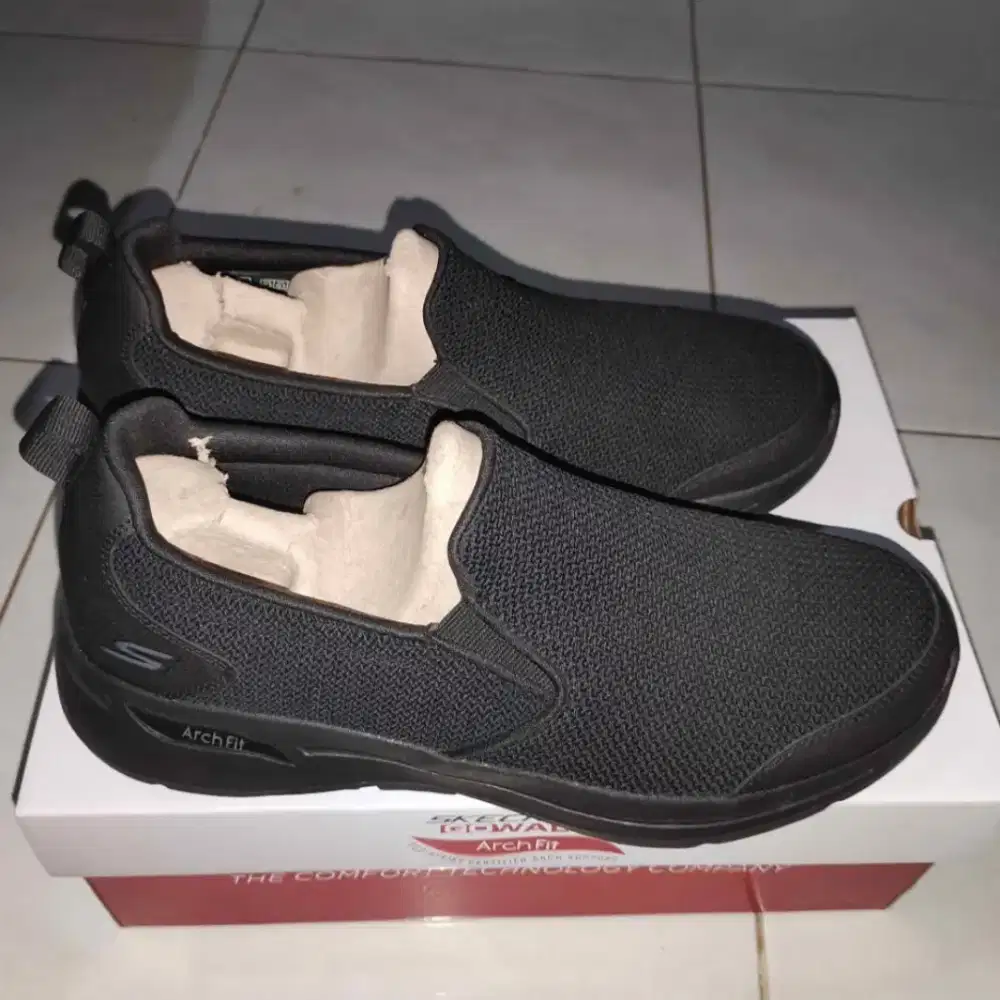 Sepatu skechers ukuran 45 slip on