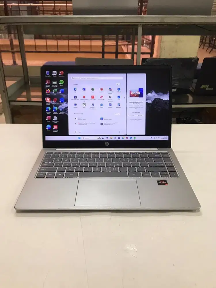 HP 14 em0014au slim Ryzen 3 7320U DDR5 8GB Nvme 512gb 14in fhd beklit