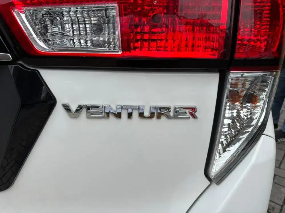 Innova Venturer diesel AT tahun 2021