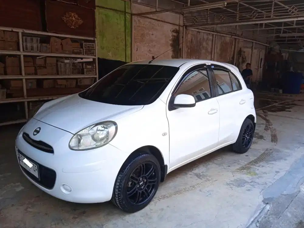 Mobil Nissan march