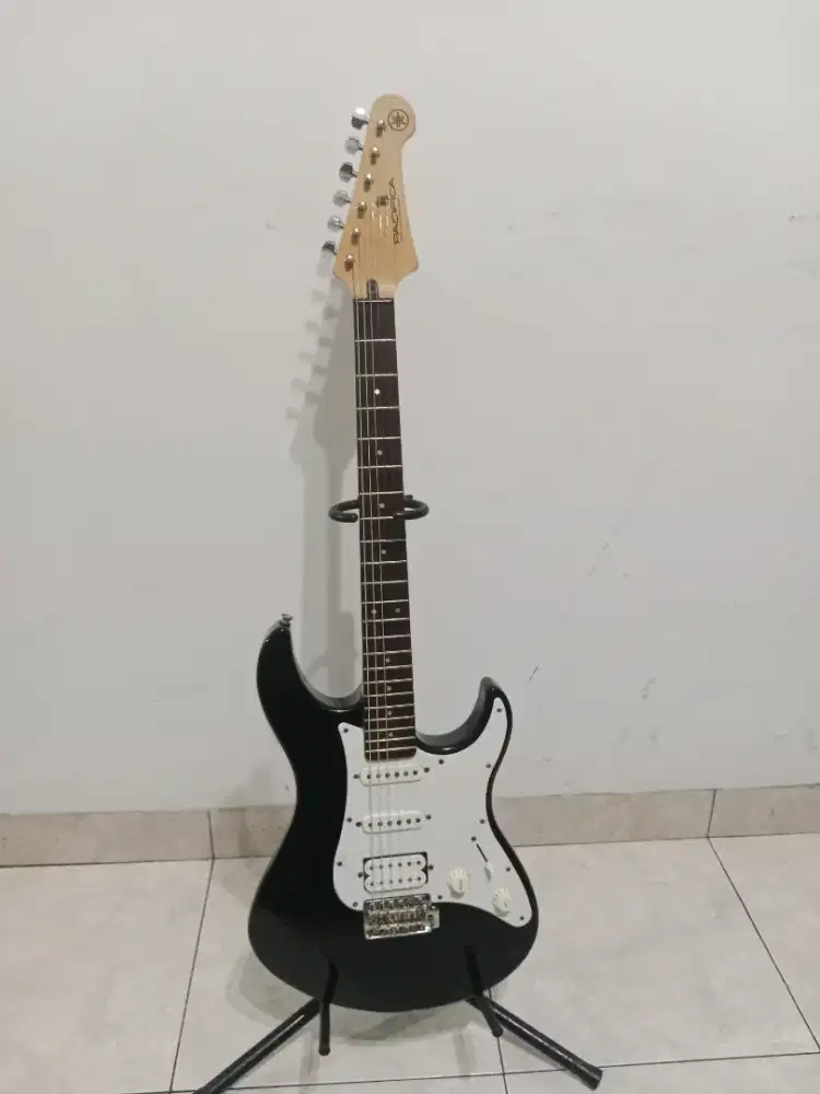Gitar listrik Yamaha Pacifica 012