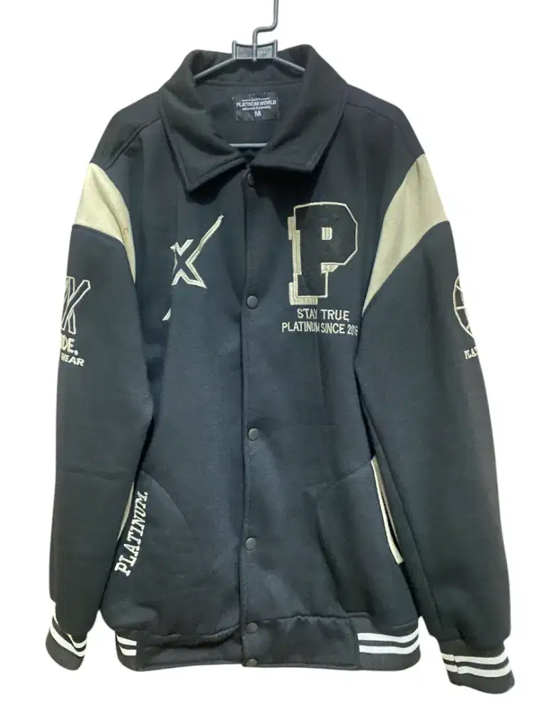Sweater kancing kerah