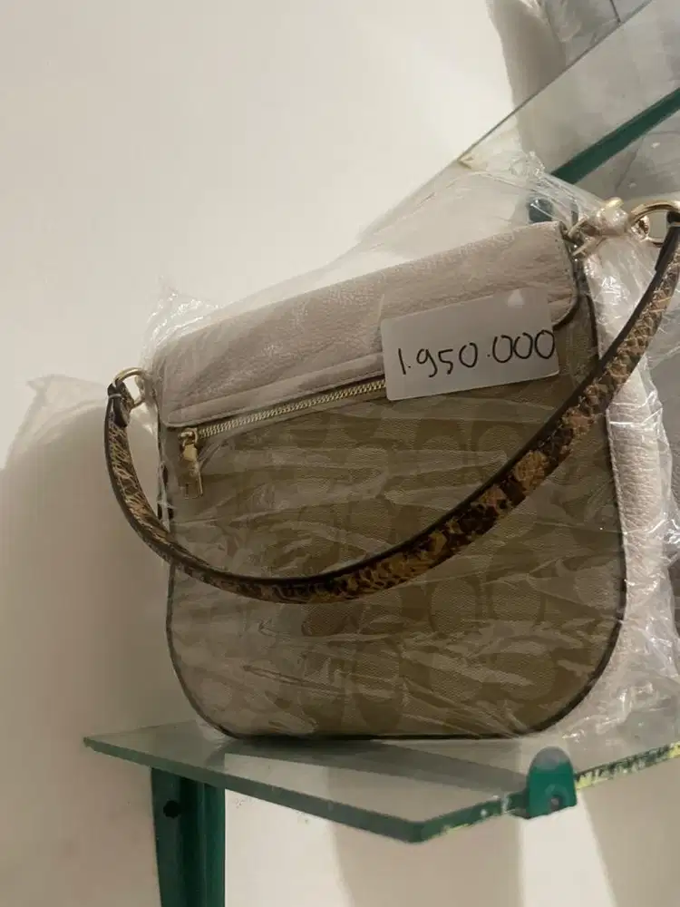 Tas Coach Kleo Crossbody with a snake-embossed leather strap