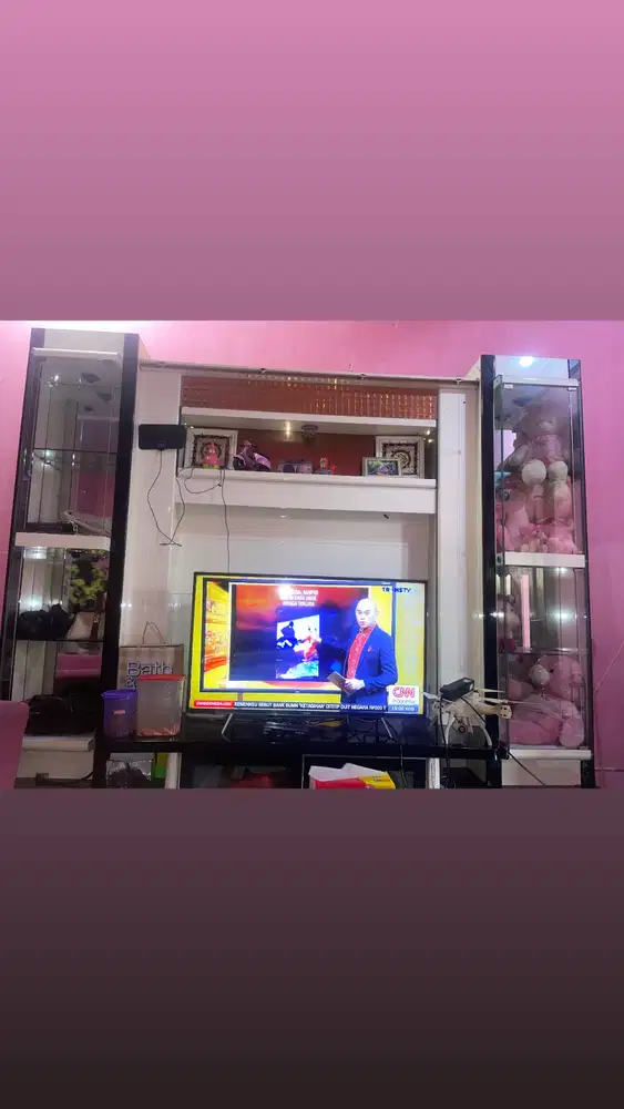 Lemari tv warna putih