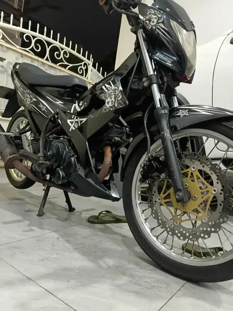 Di jual  suzuki satria warna hitam tipe FU 150  scd3 kondisi  ok