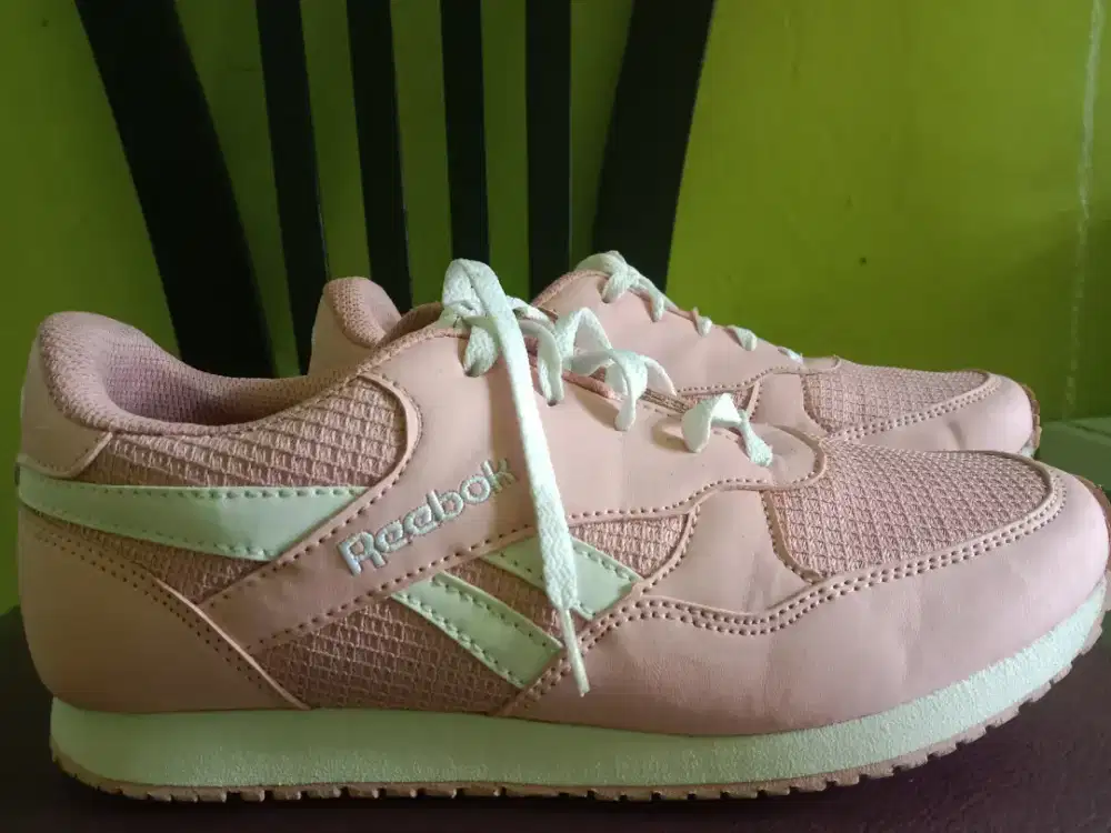 Sepatu Rebook untuk olahraga dan fashion