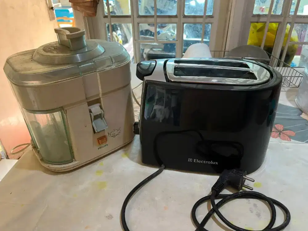 Alat panggang roti dan blender