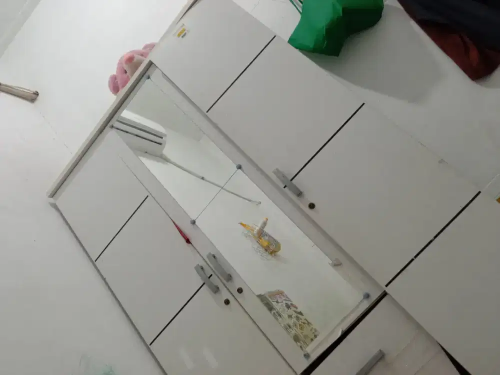 Lemari  kayu 3 pintu warna putih
