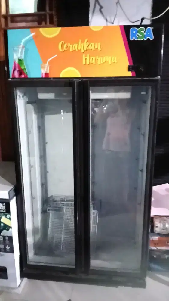 Showcase 2 pintu