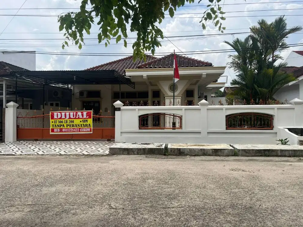 RUMAH DIJUAL DI PINGGIR JALAN BESAR KOMPLEK