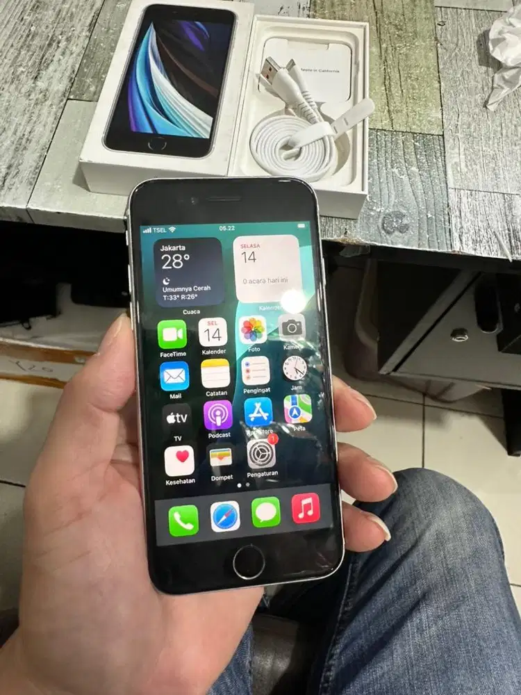 Iphone se 2020 128 ibox super istimewah fullset mulus banget harga net