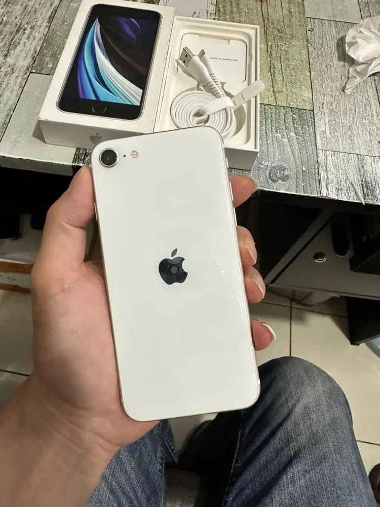 Iphone se 2020 128 ibox super istimewah fullset mulus banget harga net