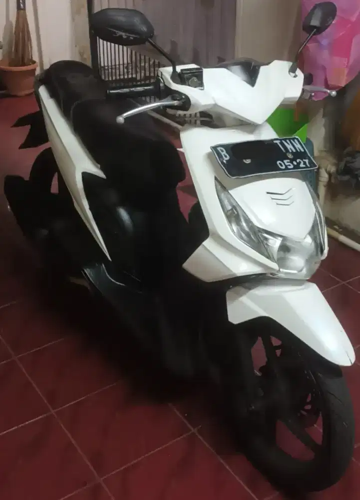 Honda Beat Karbu warna Putih tahun 2012