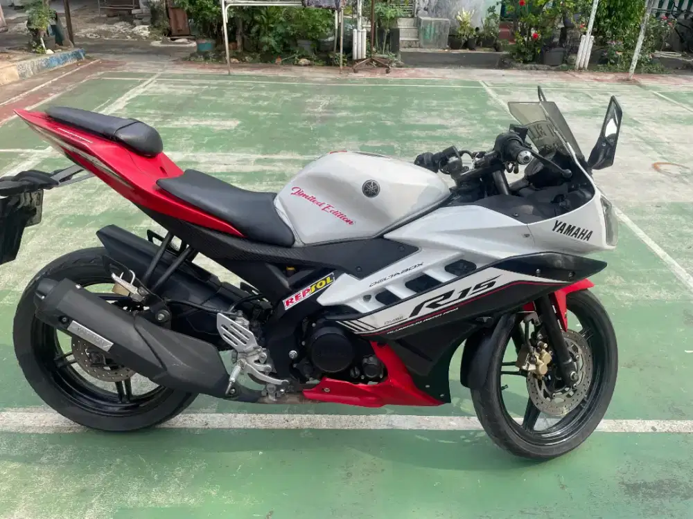 Motor Yamaha R15 V2 Tahun 2017 Warna Putih + SS lengkap