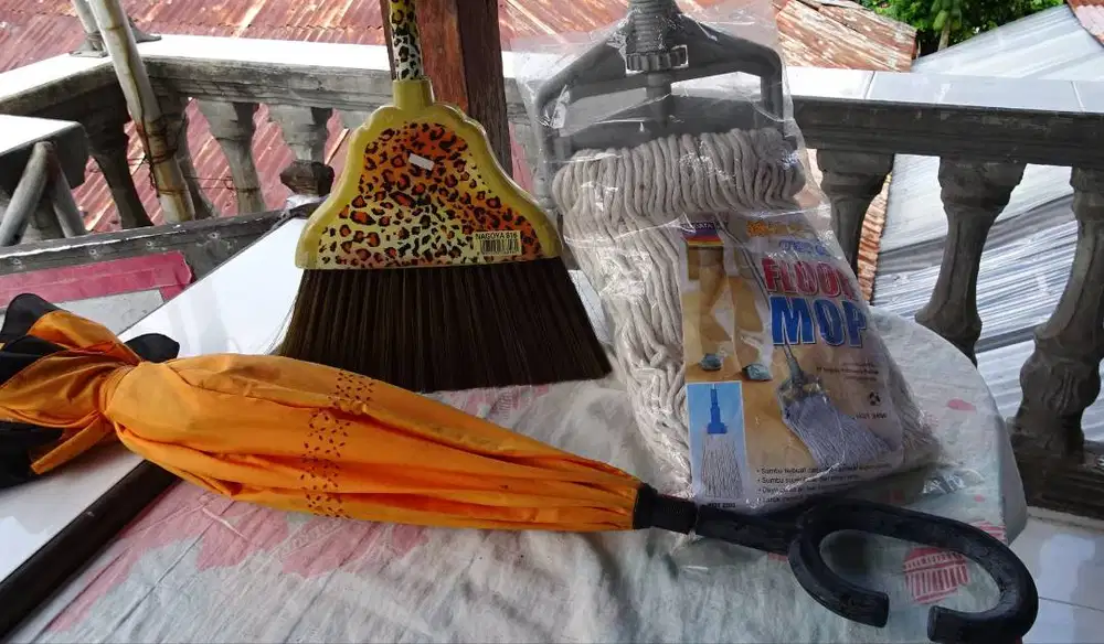Barang kos mo pindahan2: sapu, alat pel, payung Paloma, helm