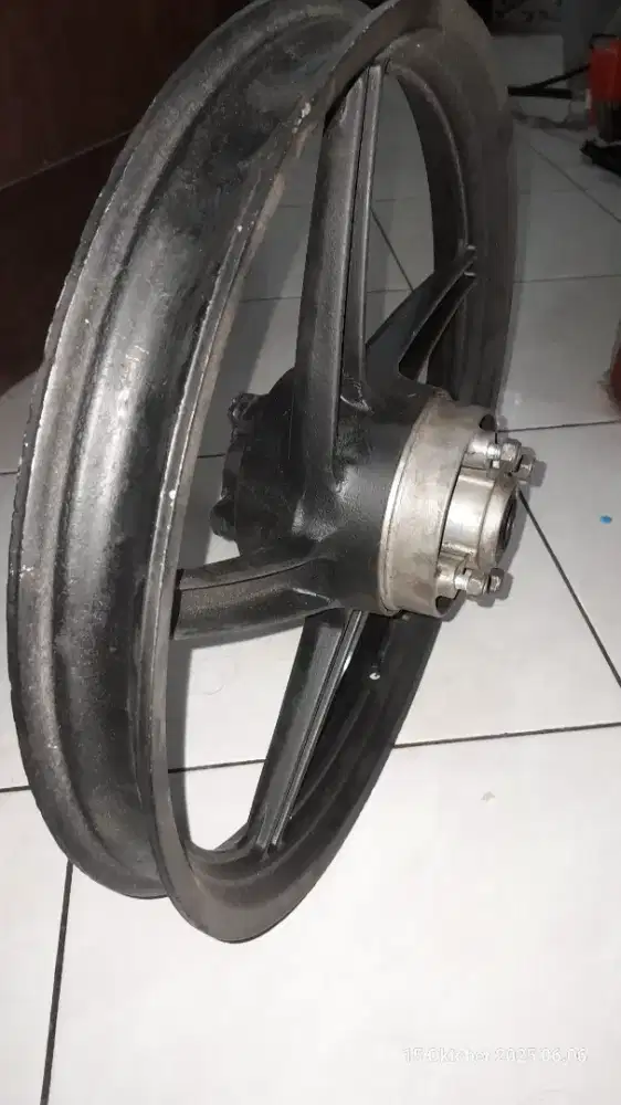Dijual velg belakang supra 125 berikut napgearnya
