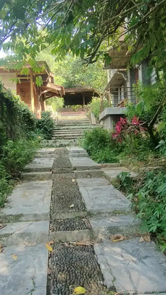 Dijual Tanah dan Bangunan di Jalan Raya Cilembu