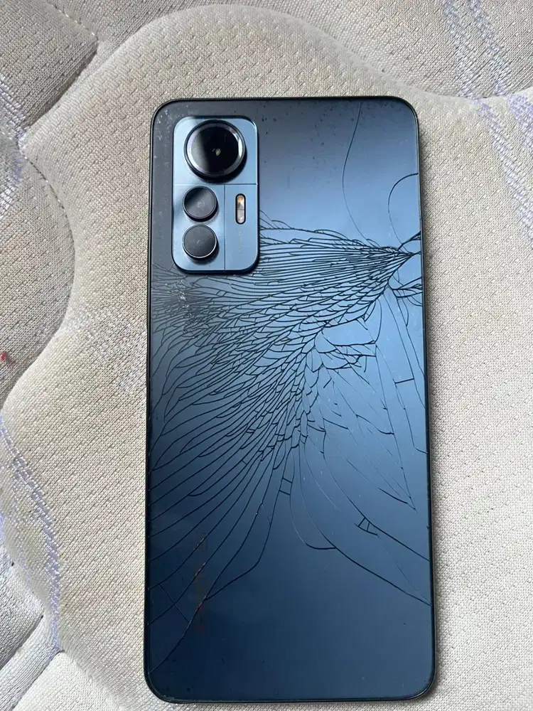 Kondisi hape masih aman, cuma layar dan belakang crack